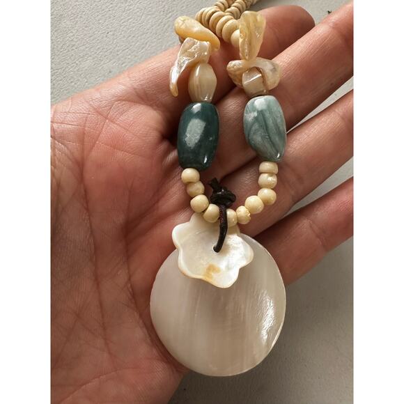 90s Shell Choker Necklace - Picture 5 of 5